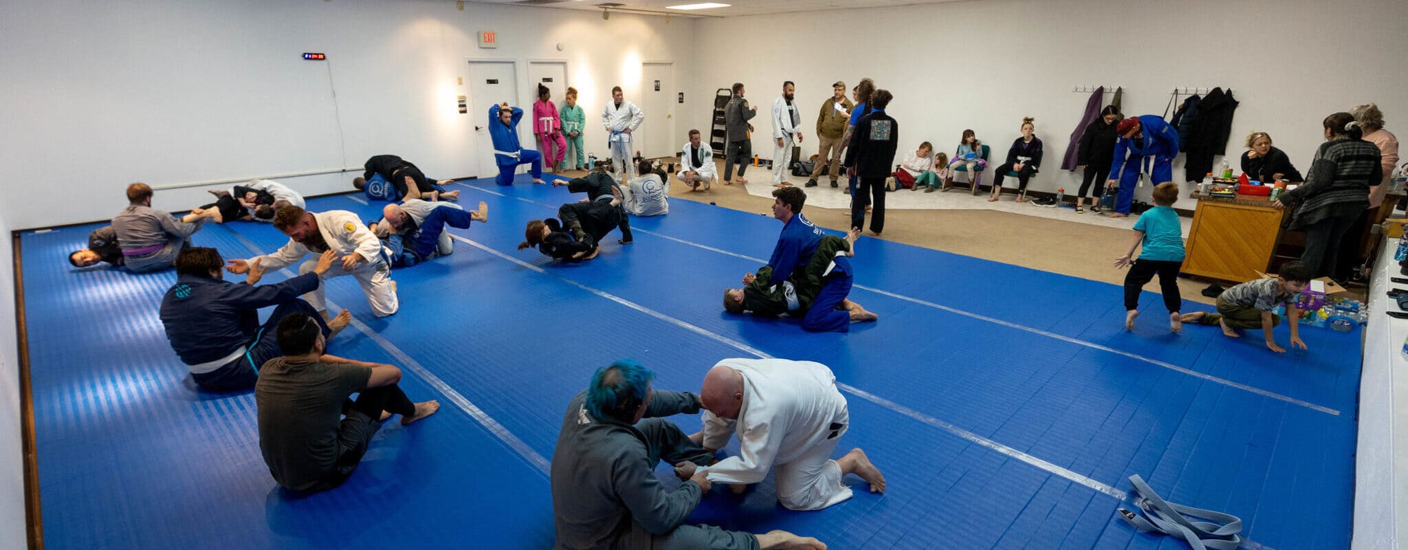 rolling practice in brazilian jiu jitsu class